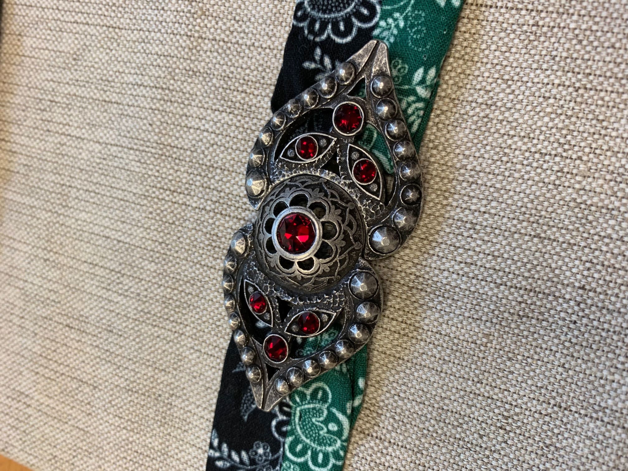 drindl-apron-clasp background