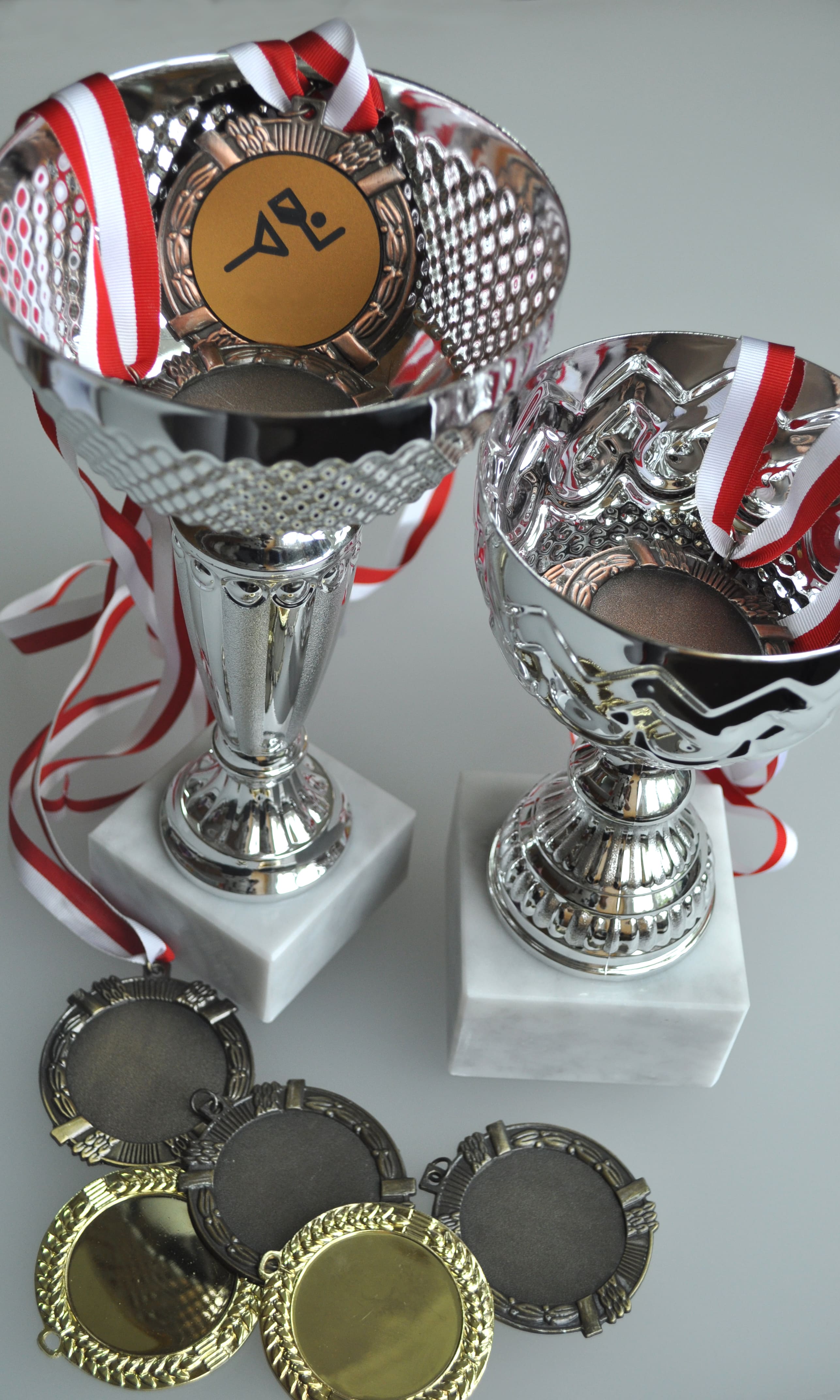 medals-cups-left-img
